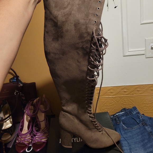 FOREVER 21 NEW OVER THE KNEE LACE UP BOOT IN TAUPE SIZE 8 - Picture 3 of 3